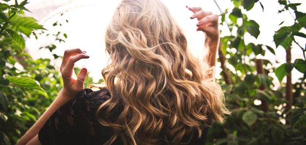 تساقط الشعر عند النساء ما هي أسبابه وأفضل الطرق لعلاجه