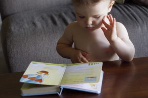 تدريب أبنائنا على القراءة في سن مبكر يساهم بشكل كبير في تنشئتهم بشكل سليم