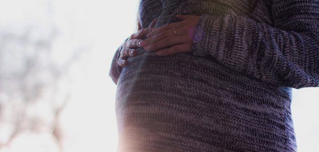 الحامل والجنين في الشهر الثامن من الحمل