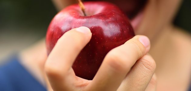 أضرار التفاح على المعدة.. منها الإصابة بحرقة المعدة