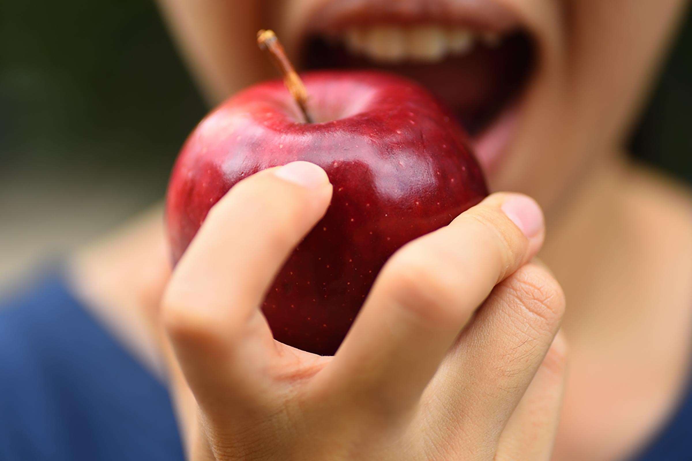 أضرار التفاح على المعدة.. منها الإصابة بحرقة المعدة