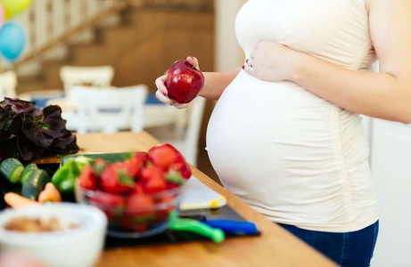 التفاح للحامل : تعرفي على أهم فوائد التفاح أثناء الحمل