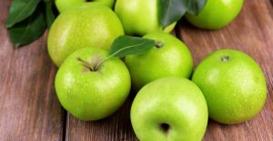 تزداد احتمالية التعرض لأضرار التفاح الاخضر بسبب زيادة الحامض به
