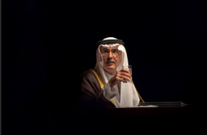 صورة للأمير بدر بن عبد المحسن آل سعود في أحد المحافل الأدبية