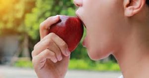 يتسبب اكل التفاح على الريق في احتمالية اكتساب وزن زائد