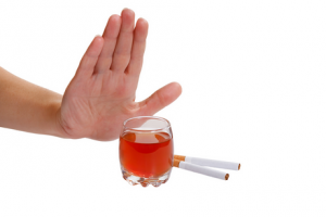 يجب الإقلاع عن التدخين، وشرب الكحوليات لأنهما من مسببات حرقة المعدة