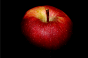 يشير التفاح الأحمر إما إلى حب شديد أو غيرة شديدة في حلم العذباء