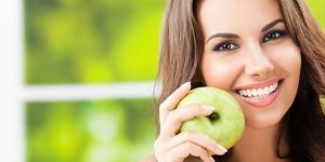 بناءاً على تجربتي مع اكل التفاح للبشرة يفيد اكل التفاح في الحفاظ على نضرة البشرة ورونقها