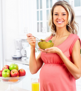 يفيد تناول وصفات التفاح المختلفة الحامل في دعم قواها البدنية وقوى جنينها