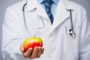يوصي الأطباء بتناول تفاحة يومياً لتحقيق أعلى المعدلات لفوائد التفاح للمعدة