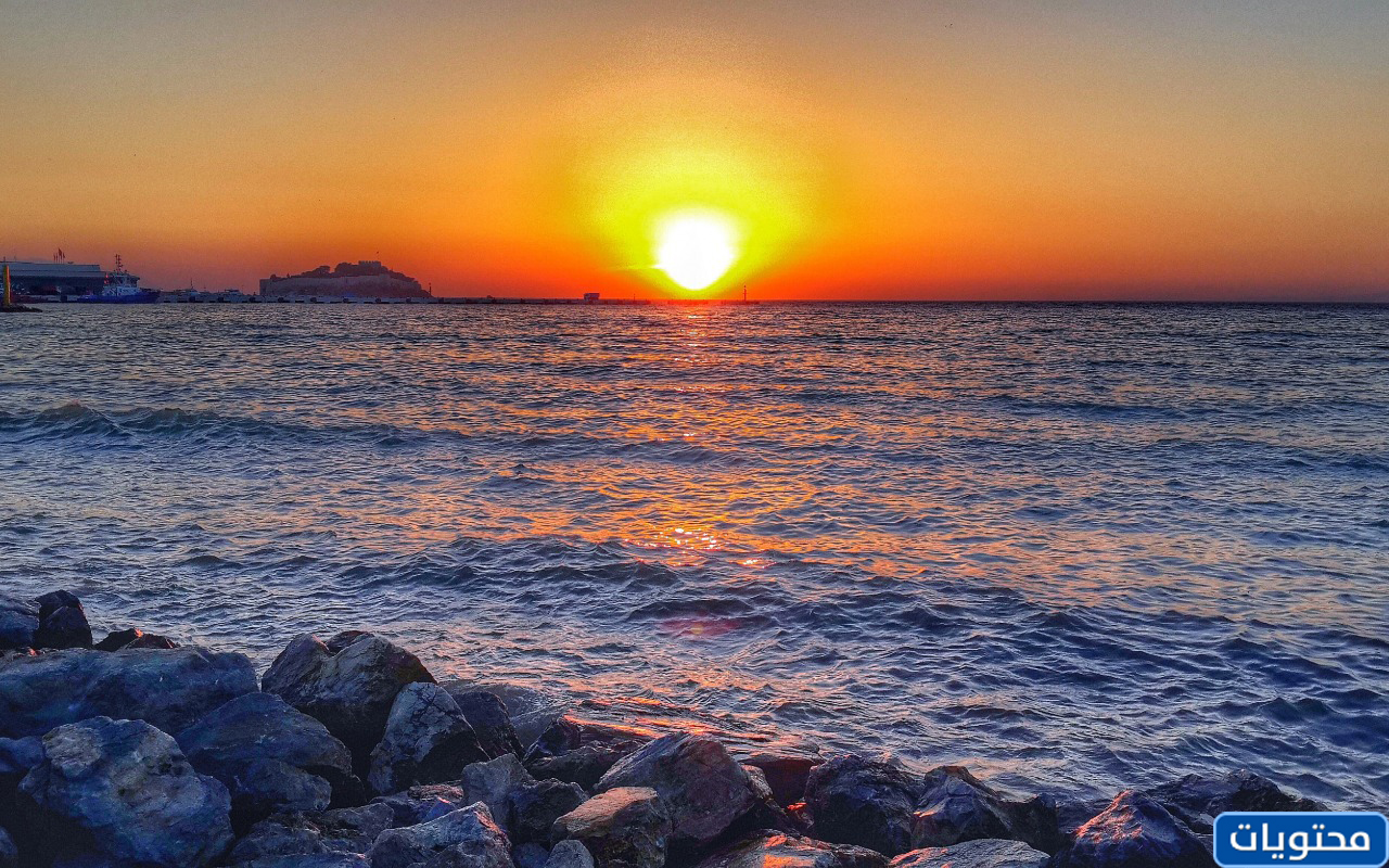 مشهد غروب الشمس عن البحر