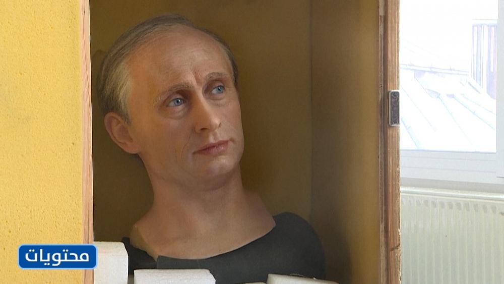 صور إزالة تمثال بوتين من المتحف