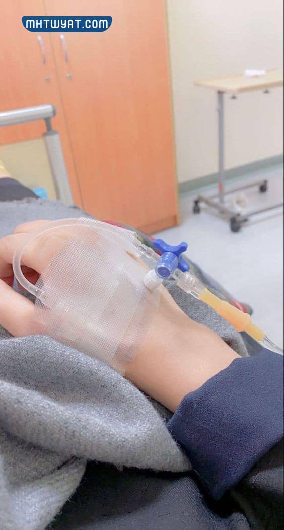 خلفيات يد فيها مغذي في البيت بنات