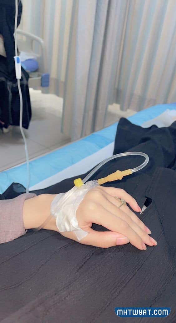 خلفيات يد فيها مغذي في البيت بنات