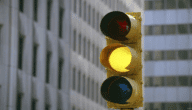 الإشارة الصفراء في السعودية: ضوابط التوقف والحالات التي تُسجل كمخالفة