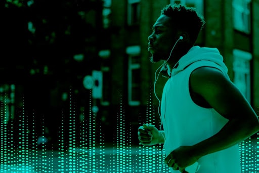 رجل يركض بسماعات أذن مع مؤثرات بيانات رقمية